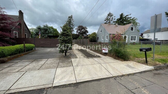 Building Photo - Modern 2 BD | 1 BA Duplex - SE PDX