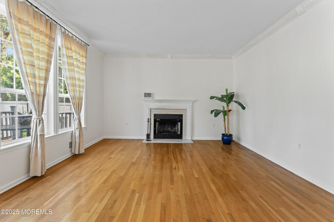 Building Photo - 5 Mulberry Ln