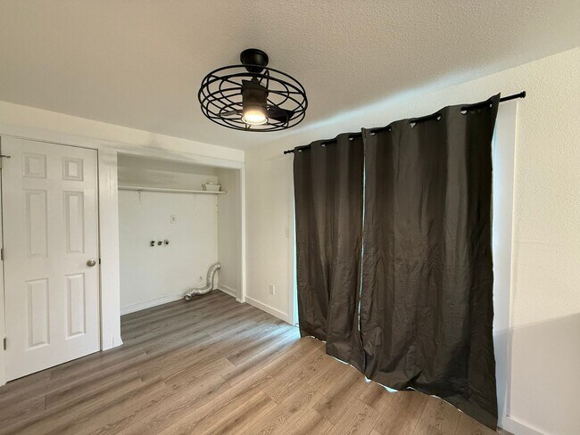 Building Photo - Weber - Seaside