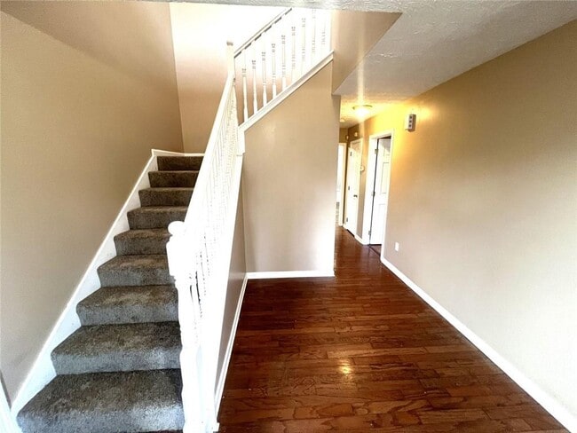 Building Photo - 2209 Swan Lake Ct