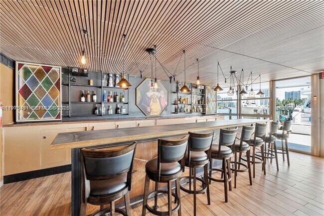 Building Photo - 900 Bay Dr