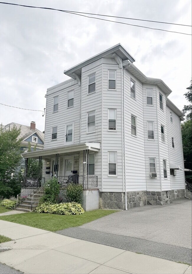 Building Photo - Spacious 2 Bedroom, 1 bath in prime Quincy location!