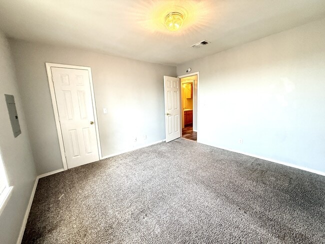 Building Photo - 2305 Cimmaron Dr