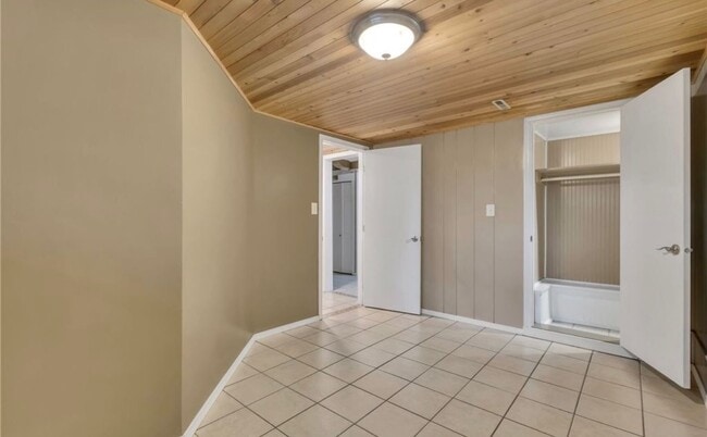 Building Photo - 4 Bedroom Kent home walking distance to lake meridian