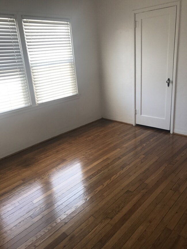 Building Photo - Country home