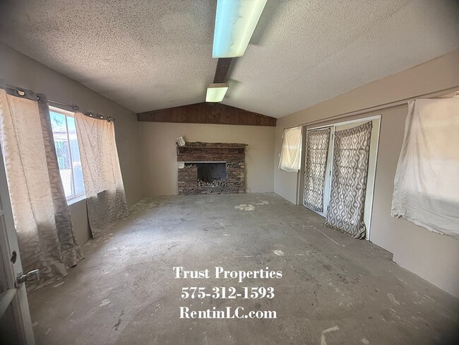 Building Photo - Spacious 2/1 close to everything