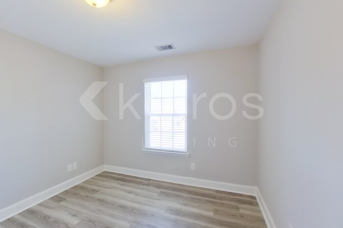 Building Photo - 106 Regis Way