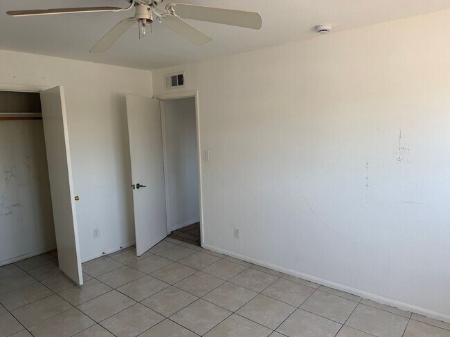 Building Photo - MOVE IN SPECIAL!  2 Bedroom 2 Bath Condominium in Great Location