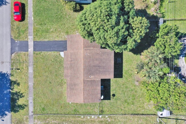Building Photo - 3431 NW 5th Pl