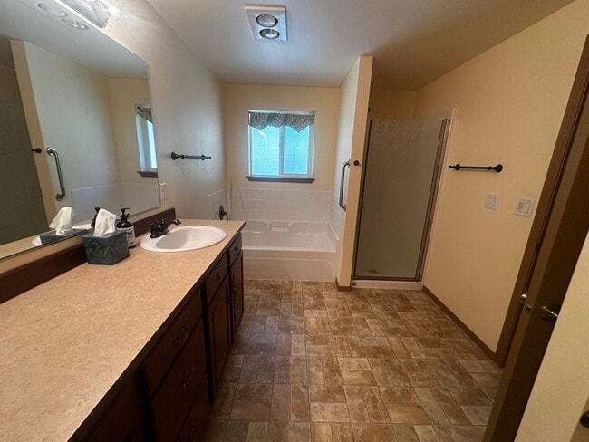 Building Photo - Nice 3 bedroom 2 bath home with den/media ...