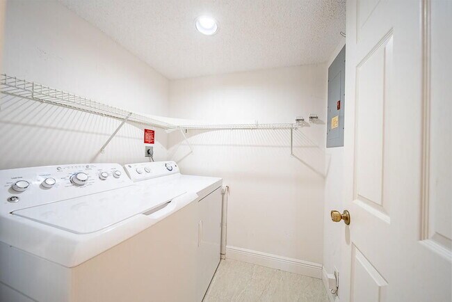 Building Photo - 13810 Oneida Dr