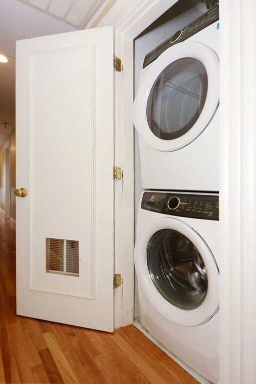 Building Photo - 454 E 8th St