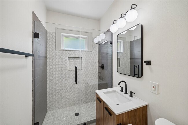 Building Photo - 2408 White Oak Dr