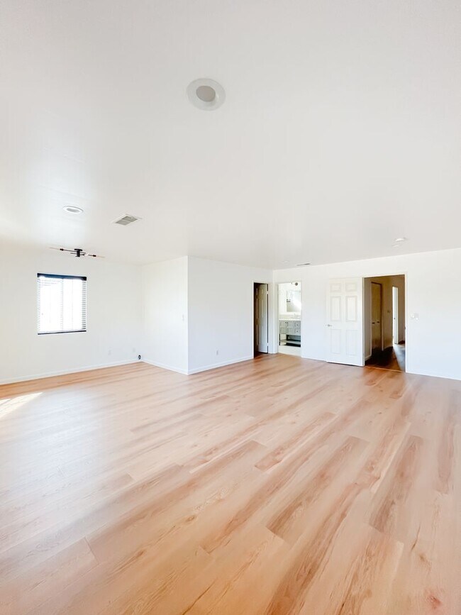 Building Photo - Breathtaking 2-Bedroom Townhome with 2-Car...