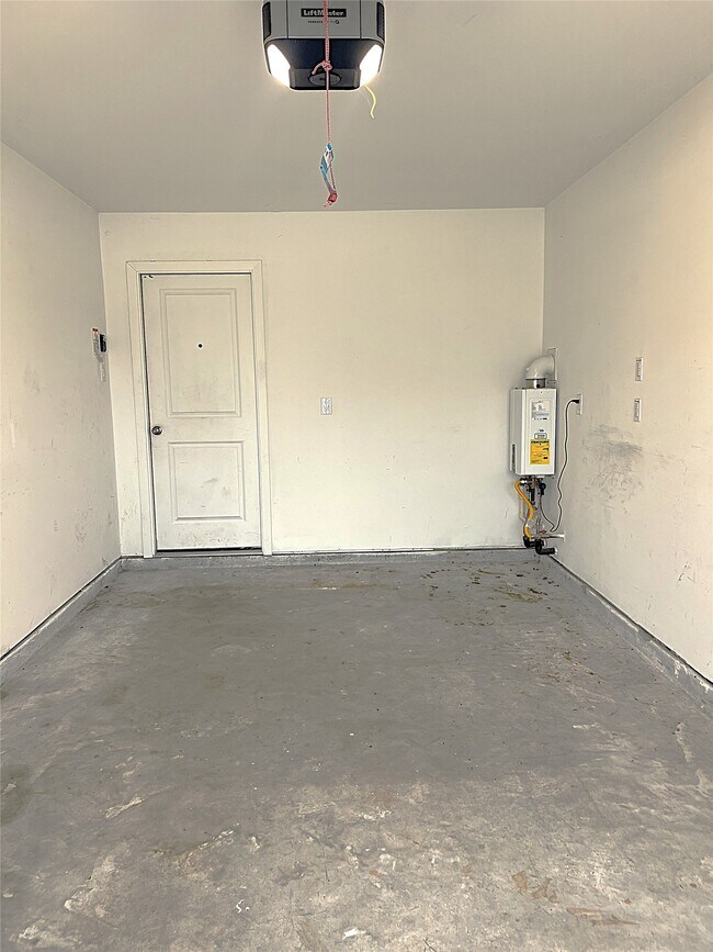 Building Photo - 18210 Via Aurelia Dr