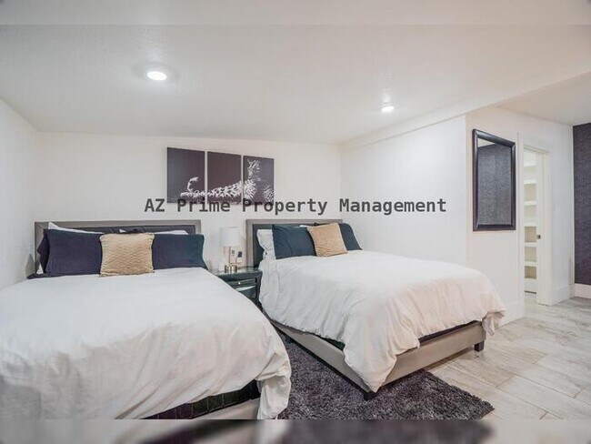 Building Photo - 1942 W Indianola Ave