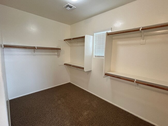 Building Photo - Spacious 4 Bedroom, 3 Bath Two-Story Glend...