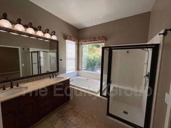 Building Photo - 2511 S Peppertree St