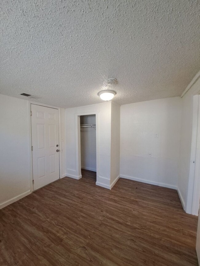 Building Photo - Unique 2 Bedroom 1 Bathroom Home Located I...