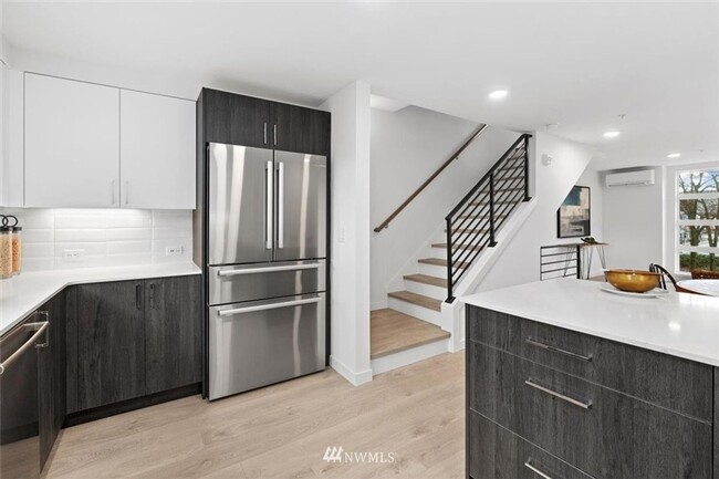 Building Photo - 3 Bedroom Townhome in Seattle