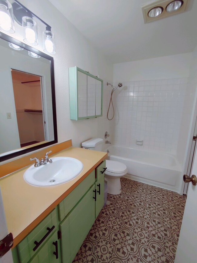 Building Photo - 3 bed 2 bath townhouse in Winslow Park!