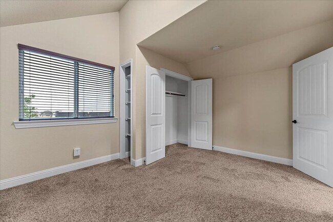 Building Photo - Ready for Immediate Move-In!  4 Bed 3 Bath Renovated 2605 SQFT House in Reserves at Westridge