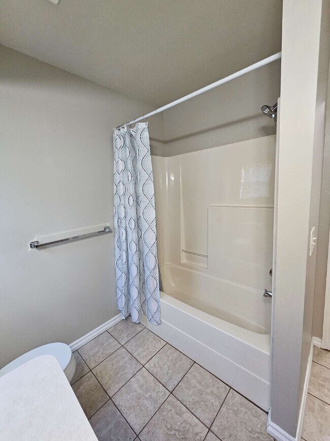 Building Photo - 1st Floor Condo w/ Large Living Room "New Carpet" "Freshly Painted" w/ Eat In Kitchen and All App...