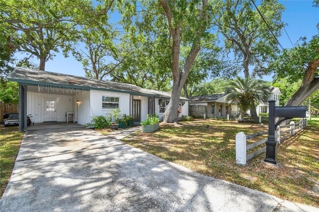 Primary Photo - 3202 W Coachman Ave
