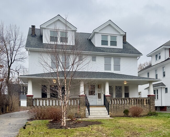 Building Photo - 2407 Woodmere Dr
