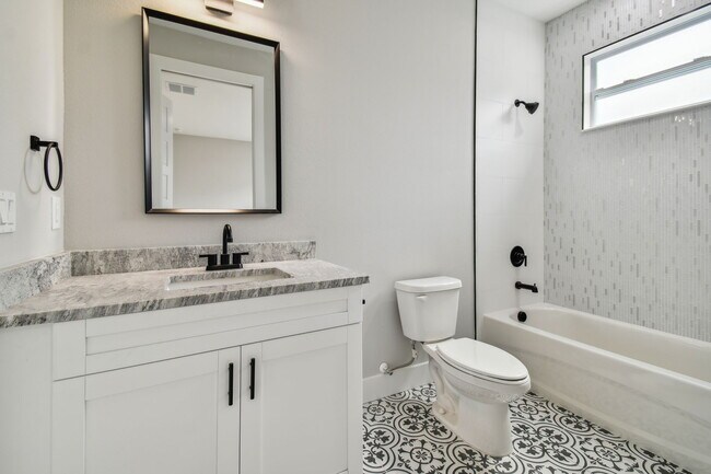 Building Photo - 2840 1st Ave S