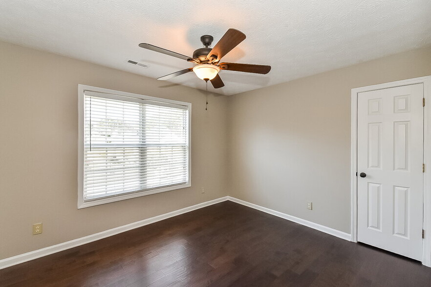 Building Photo - 2091 Samantha Cir S W