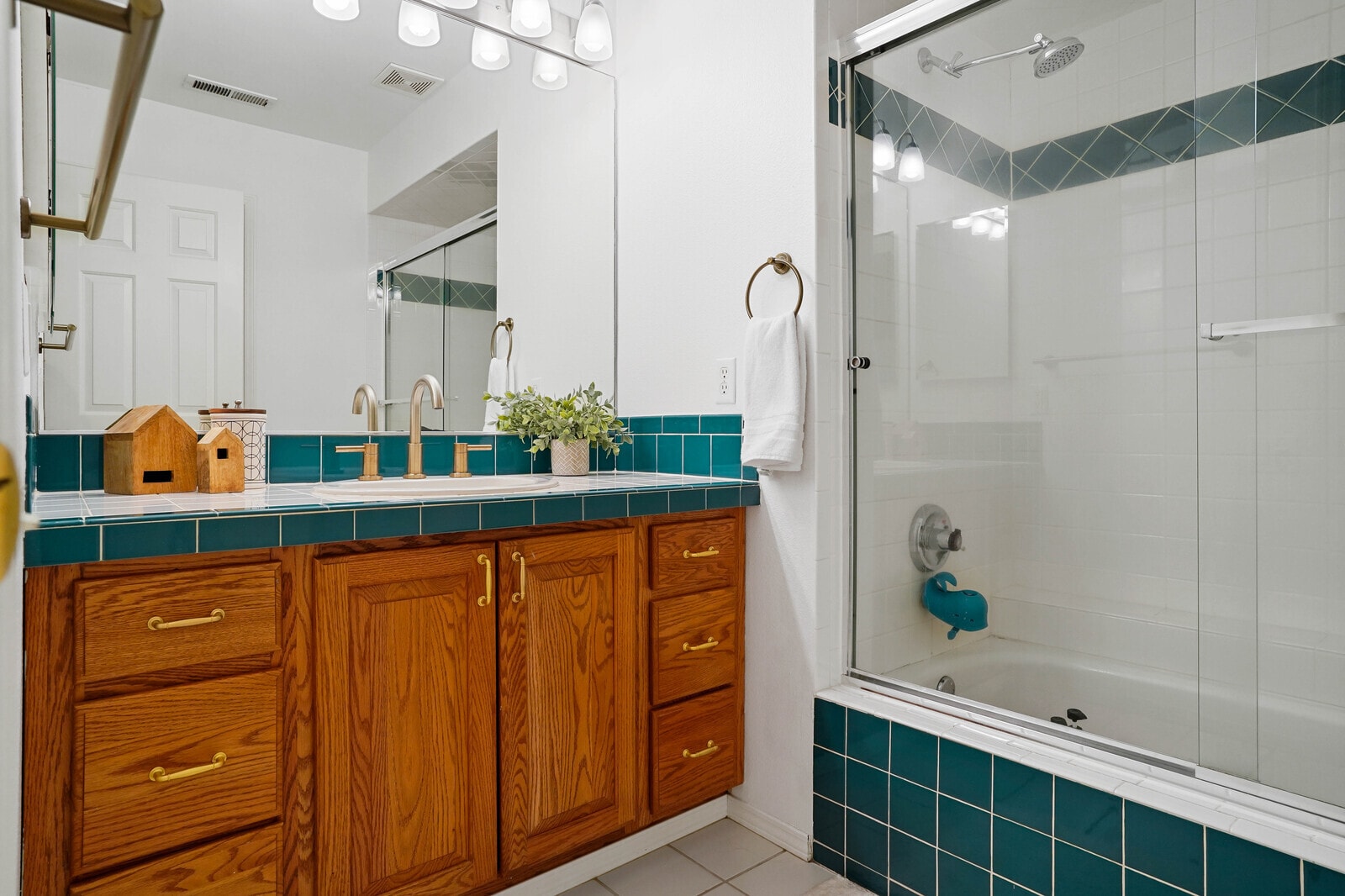 Main Bathroom - 2845 Eastlake Dr SE