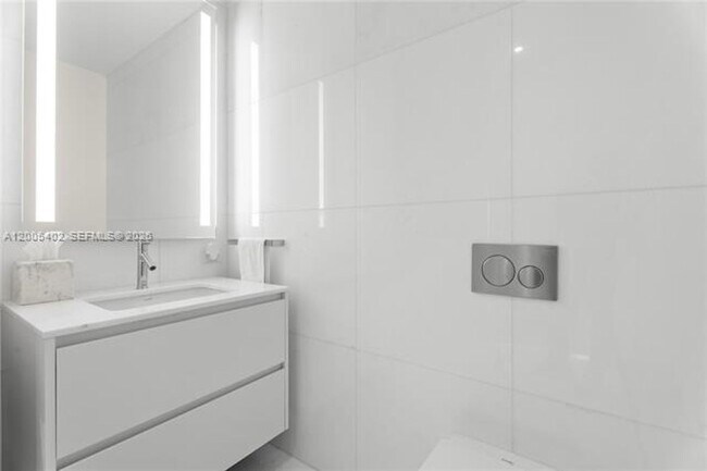 Building Photo - 300 Biscayne Blvd Way