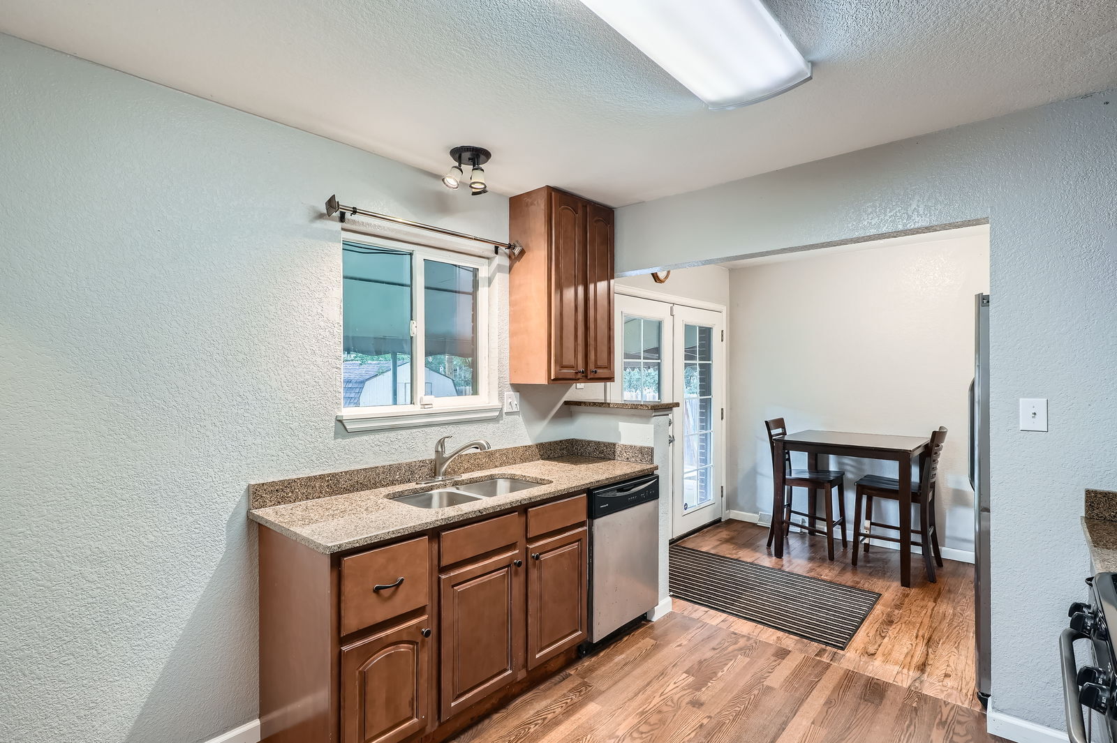 Building Photo - 921 Dakin St