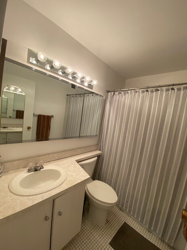 Building Photo - 1636 N Wells St