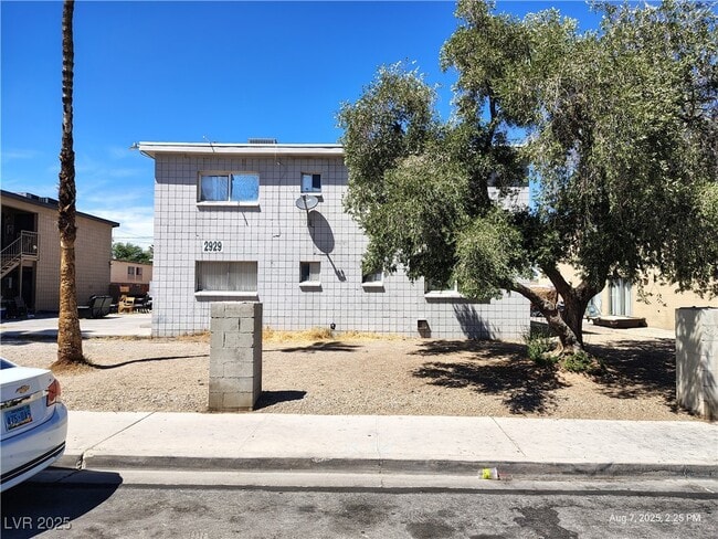 Building Photo - 2929 E Elm Ave