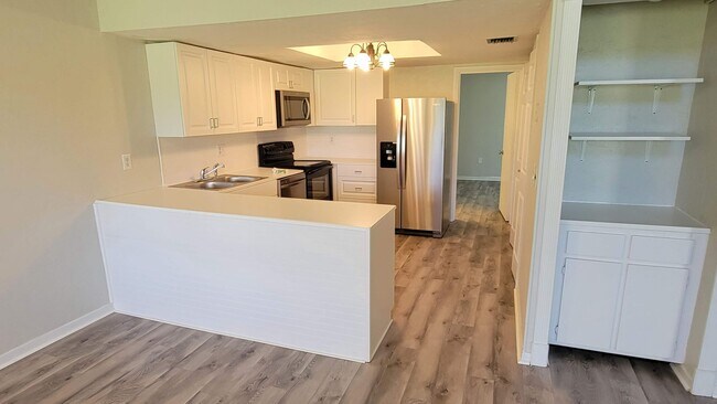 Building Photo - 3 beds 3 bath condo on the golf course