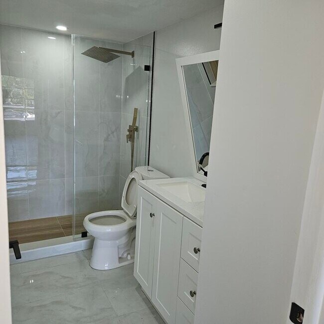 Building Photo - 4164 Inverrary Dr
