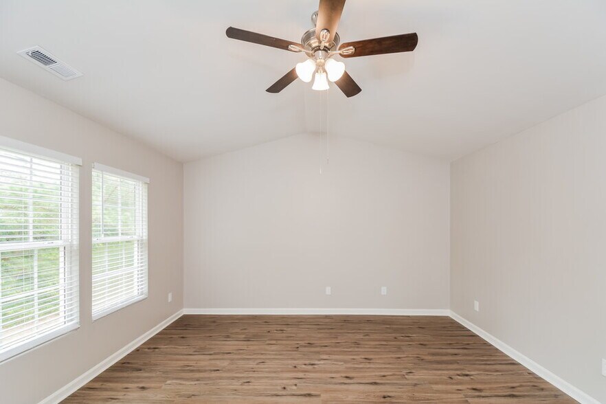 Building Photo - 5215 Little Sandy Dr