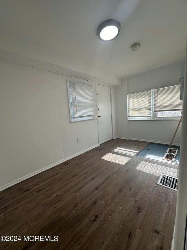 Building Photo - 56 Steiner Ave