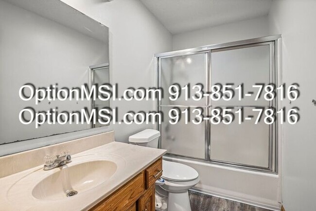 Building Photo - Spacious townhouse