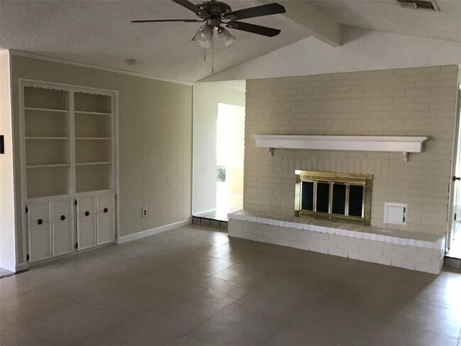 Building Photo - 1215 Ashwood Dr