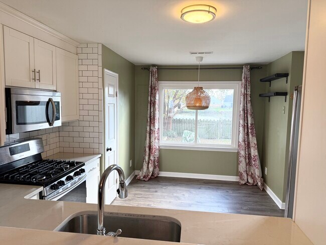 Building Photo - 713 Goodard Dr