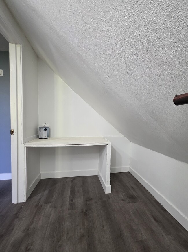 Building Photo - 1060-KE1060 15th St NE