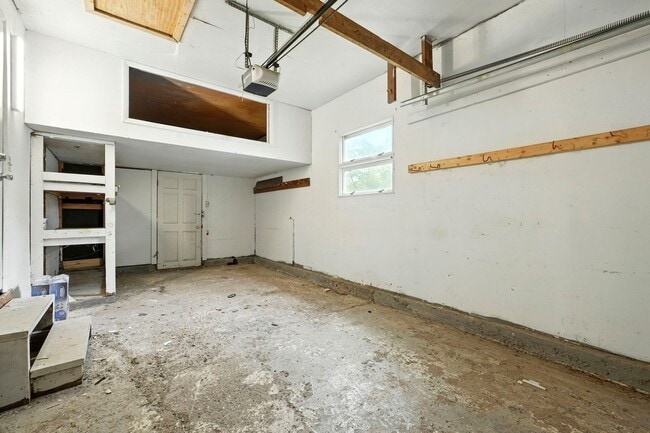Building Photo - NEW LISTING! 3 BED/2 BATH HOUSE!