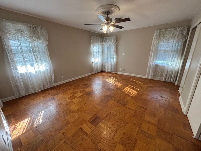 Building Photo - Large home in Brooadmor!