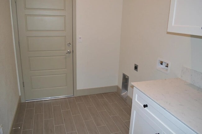 Building Photo - 2430 Bastidas Dr