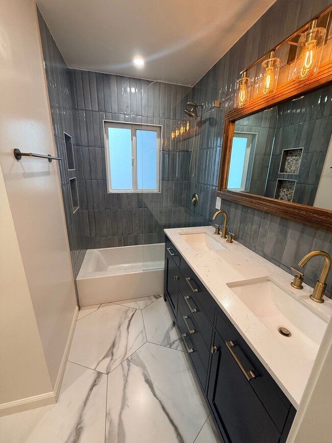 Building Photo - Three bedroom home in Long Beach available to rent now!