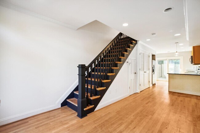 Building Photo - Spiffy 3 Bedroom, 2 Full Bathroom Rowhome just steps from Lincoln Park!!