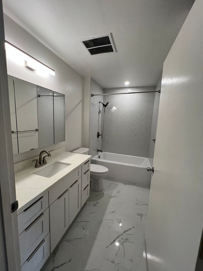 Building Photo - 2 Bedroom / 2 bath, 759 Sq Ft. unit with 2...
